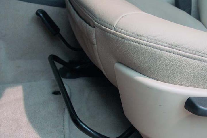 Seat adjustment handles